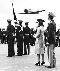 solesupine:  Veronica Lake visits an Airbase, 1941Lake’s interest in flying would