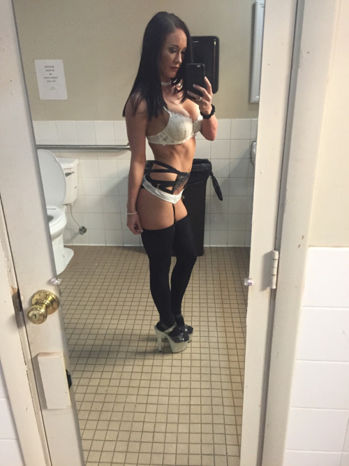 stripper-locker-room: Submission fromclassysexualdeviant Daddy likes bathroom selfies