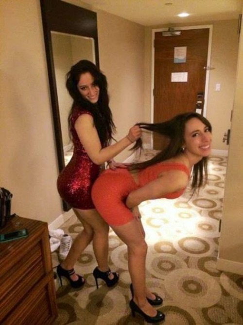 lookatmeinmytightdress:  Wears a tight dress, adult photos