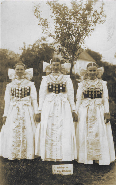 lunacylover:Traditional costumes of Sorbs (also known as Wends, Lusatians, Lusatian Sorbs or Lusatia