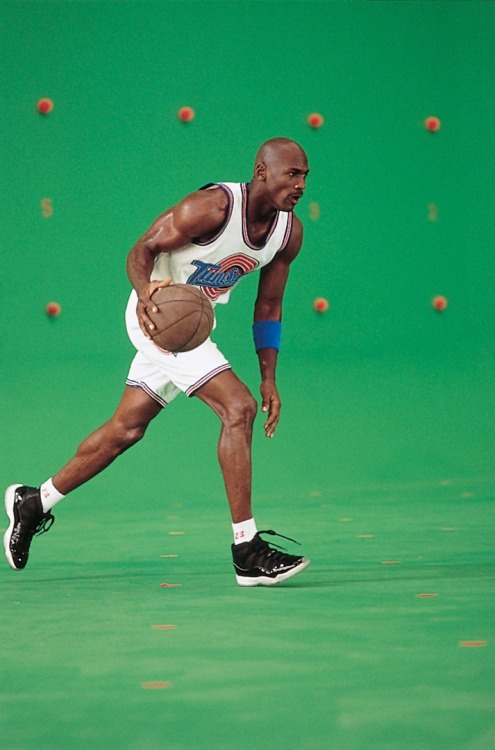 khsupergeek1288:90smovies:Space Jam…I shouldn’t be surprised that everything was a green screen….but