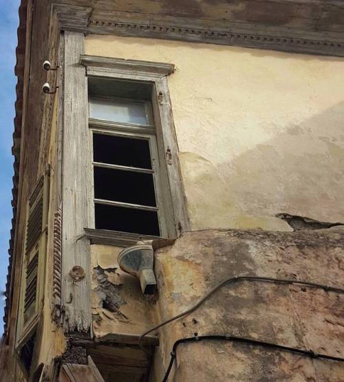 Ηράκλειο #heraklion #crete #house #oldhouse #greece #windows #architecture #wood #Ηράκλειο #Κρήτη #i