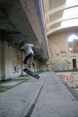 kapoorbrogen:  Skate. 