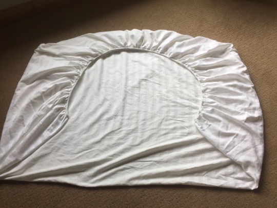 sci-fantasy: aqua-harry:    So you’ve got this bitch-ass fitted sheet that you would normally pile into a ball and shove into a closet so you won’t have to deal with it, yeah? Well. Quit acting like a piece of linen is better than you are. You can