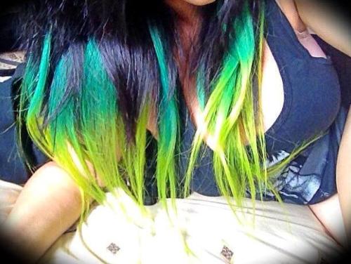 gothicccbby:This will forever be my favourite colour I ever had 💚💛