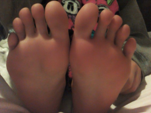 anyonebutalex:  Perfect soles :) maricialyn:  Sorry anon, it’s just a weird angle.