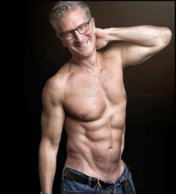 edgargallegos2904:  superdadlover:  Sexy Dr. Doug Myhre  So handsome!