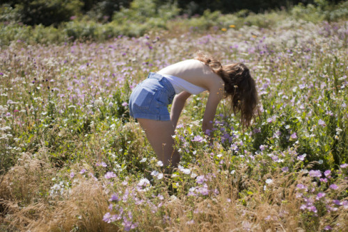 hawtnezz-in-daisy-dukes:HAWT Girl in Daisy Dukes out playin’ in the Wild Flowers…..
