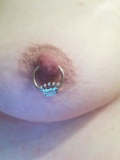 onelostmama: Princess crown nipple ring