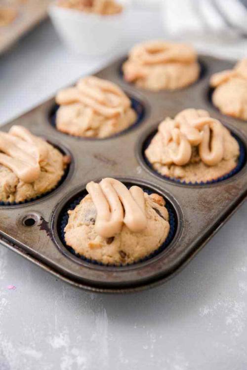 CHUNKY MONKEY PEANUT BUTTER BANANA MUFFIN RECIPEFollow for recipesIs this how you roll?