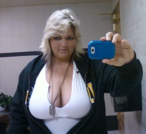 maturesrtasty:Sexy busty beauty thanks for the submission