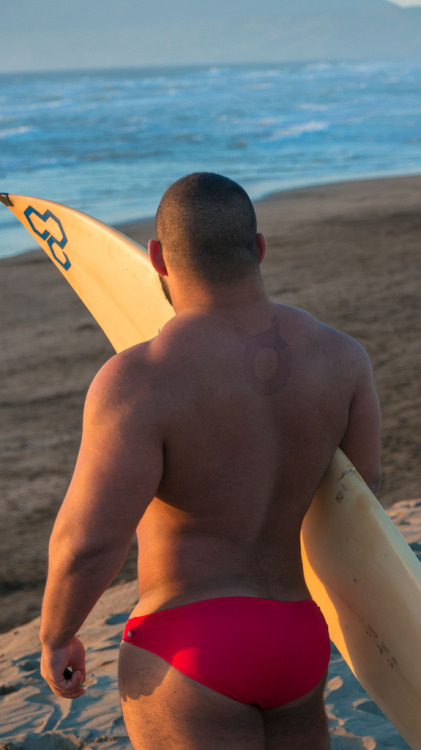 noodlesandbeef:  I miss surfing. :(