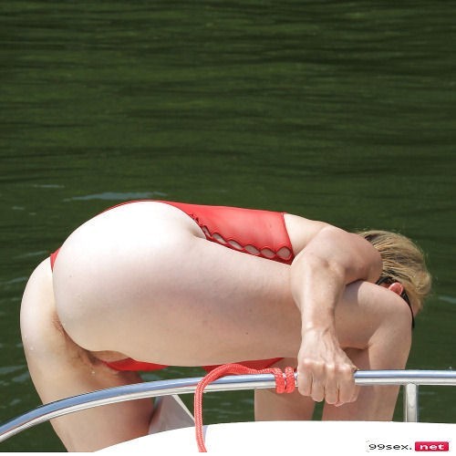 public-oops-moment:  catching some hot and erotic moments at public places 1
