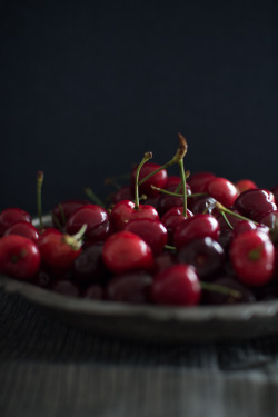 kiyoaki:  (vía Chocolate Coconut Cherry Tarts | The Flourishing Foodie) 