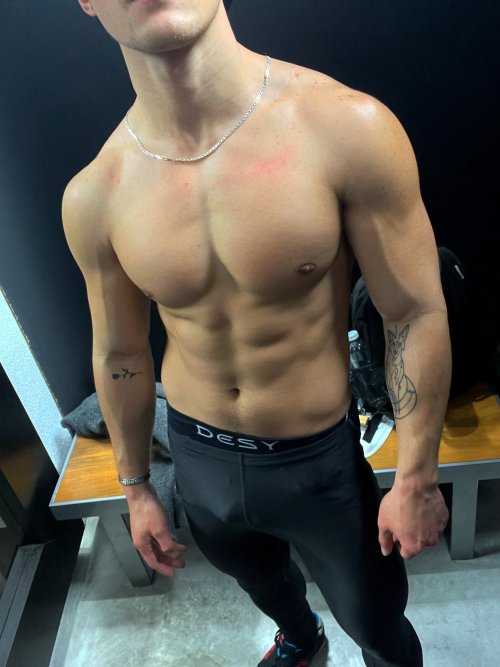 omgcharlie91-blog:  Guys with thick necks