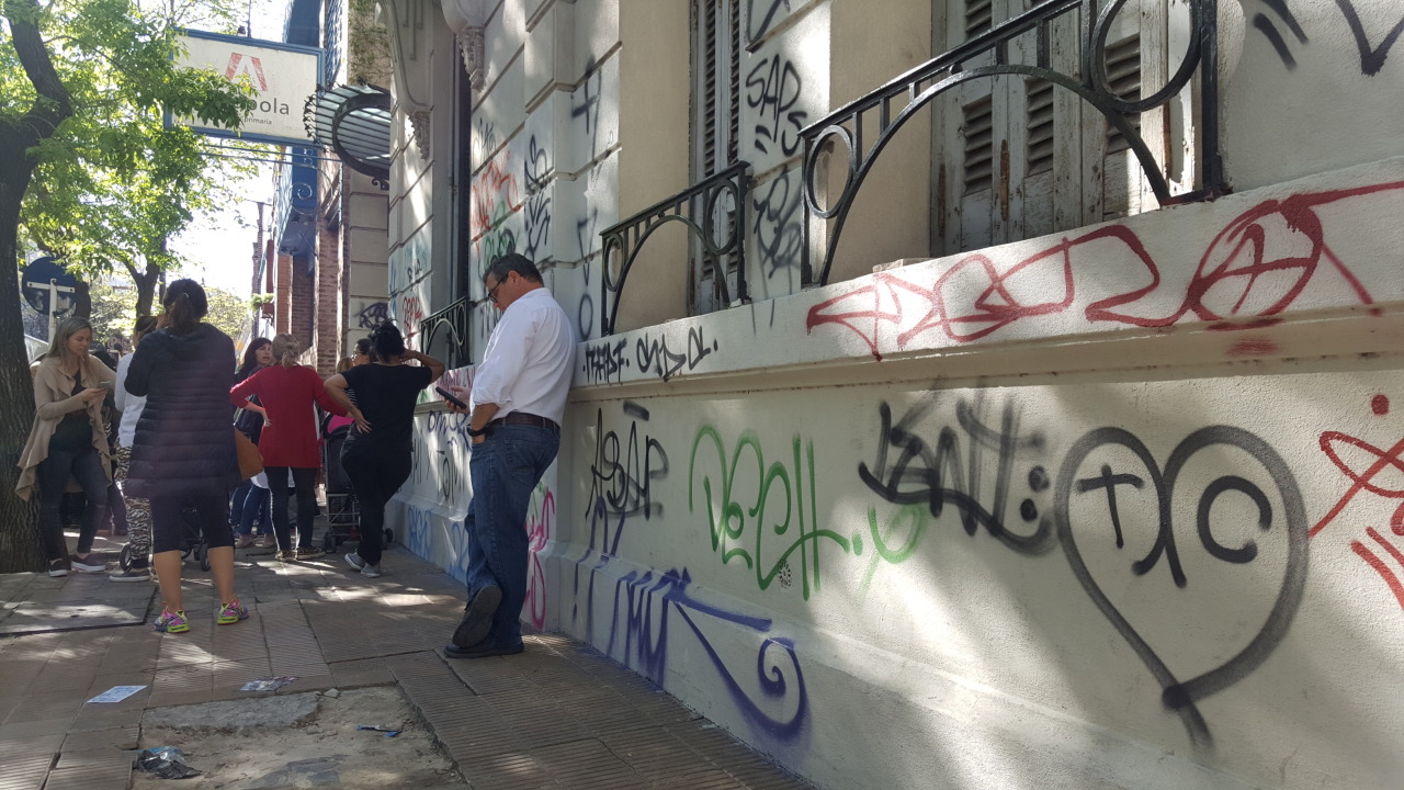 PESADILLA EN PALERMO. Hace más de tres años que vandalizan la esquina de Gurruchaga y Nicaragua. Vecinos cuentan que la Policía les dice que “no puede hacer nada” y que el Gobierno limpia cada tanto pero no alcanza. Mientras esperan una solución,...