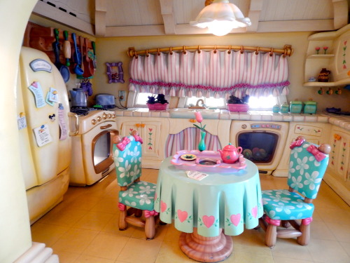 maradreamsofdisney:  Who is Minnie Mouse’s interior designer and can they do my apartment plea