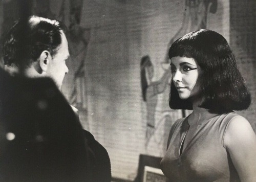 Rome, November 1961 - Elizabeth Taylor films the famous “carpet” scene – secretly 