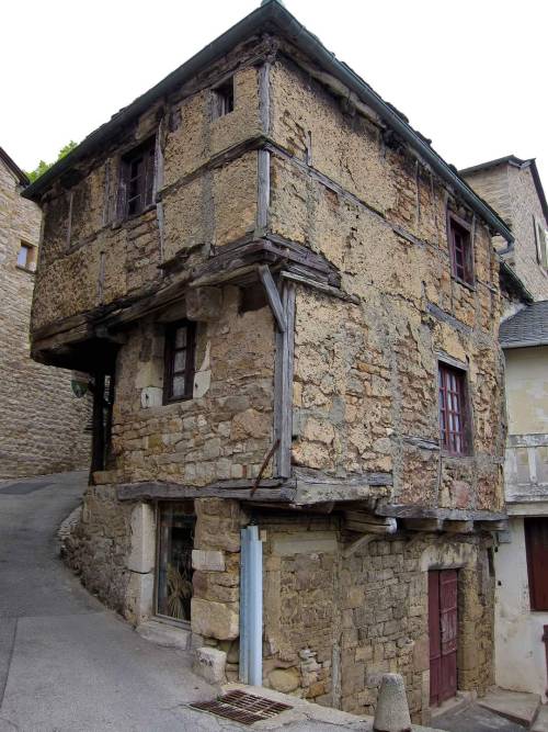 cafeinevitable:The Oldest House in FranceThis 700 year old house in Aveyron was built in the 13th ce
