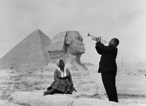 congenitaldisease:Louis Armstrong plays trumpet for his wife, Lucille, in front of the Great Sphinx 