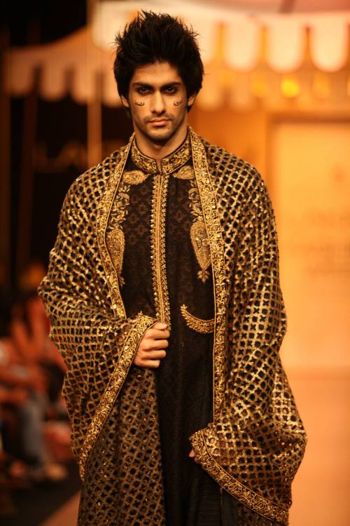 twistmyarm: Lamke’s Fashion Week in India.Lets take a minute to appreciate this photoset.I kept scro