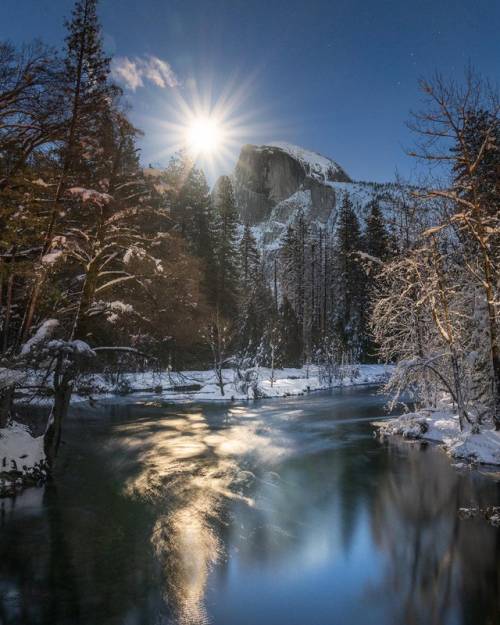 debelice:  Full moonrise in Yosemite.