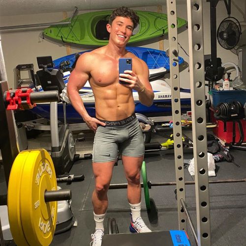 aestheticsupremacy:how a sikkunt should dress when lifting 