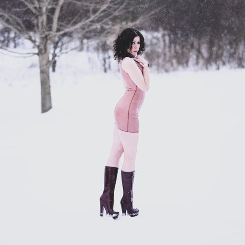 ❄️ Snow princess #latex #louisvuitton #lv #latexfashion #brightandshiny #highheels #boots #lvboots #