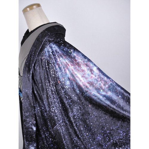 Luscious (with just the right hint of campy) velvet haori by Rumi rock. That crow looks so beautiful