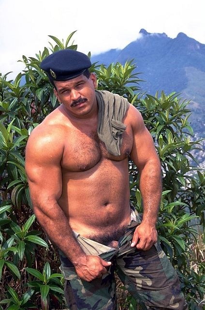 beefbudsblog:  slimthug70:  seXXXy Buff Daddy !!! 👀  For hot bears, cubs, chubs and otters, follow me at:beefbudsblog.tumblr.com 