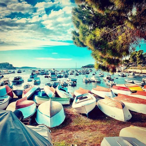 Hvar / Photo of the Day Local boats on their well deserved break after busy season… . Križna 