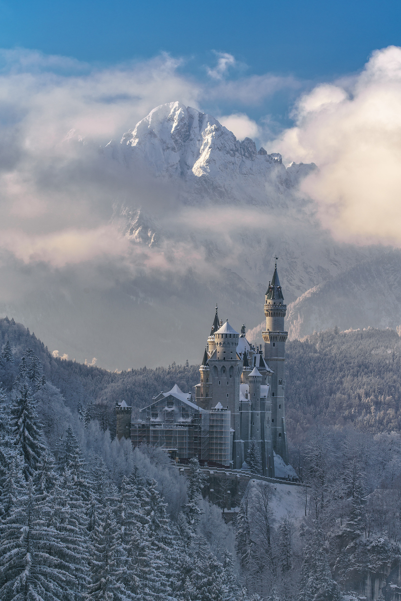 rococo-girls-shrine:  beautifulklicks: Photo by Achim Thomae on flickr Germany