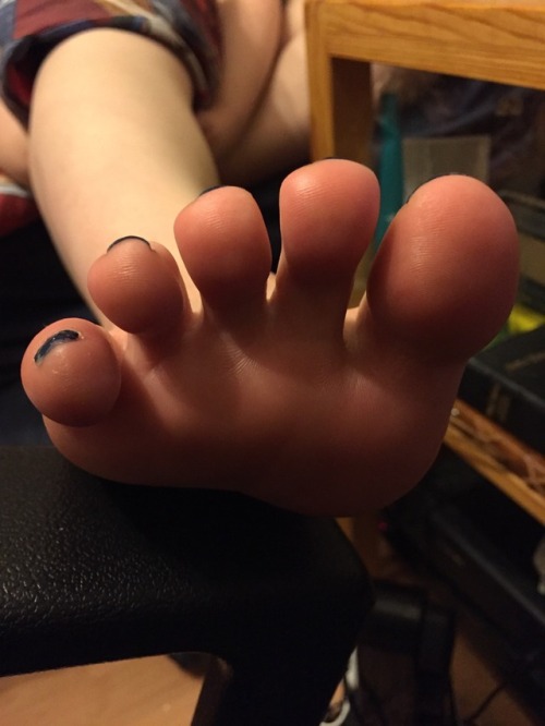 snoopythatsme: ellessexyfeet: Toes Yes please