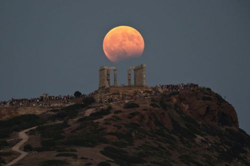 gnossienne:A partial lunar eclipse rises above the Temple of Poseidon at Cape Sounio, Greece, 7 Augu