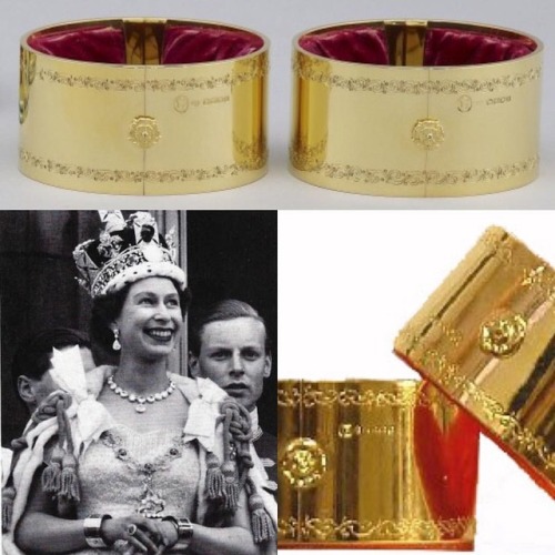 This pair of 22 carat gold armills (gold bracelets) were commissioned from the Crown Jewelers, Garra