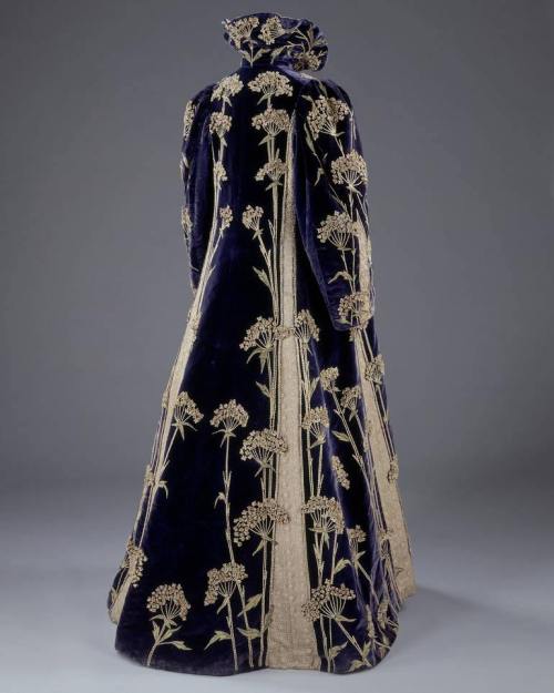 arsenicinshell: 1-Coat, Marshall & Snelgrove Ltd, 1895 – 1900, England2-Cloak Joffery would wear