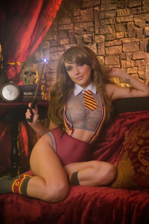she-goes-to-eleven: omfgggg Darshelle cosplaying Hermione is SO hot. Those see-thru panties that you