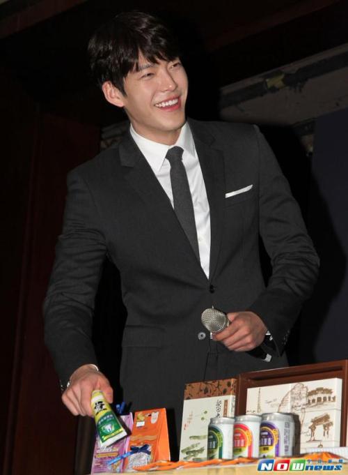 150424 WooBin @ Taiwan Press Conf.Smile,smile,smile ～ he just want the whitening toothpaste ^^