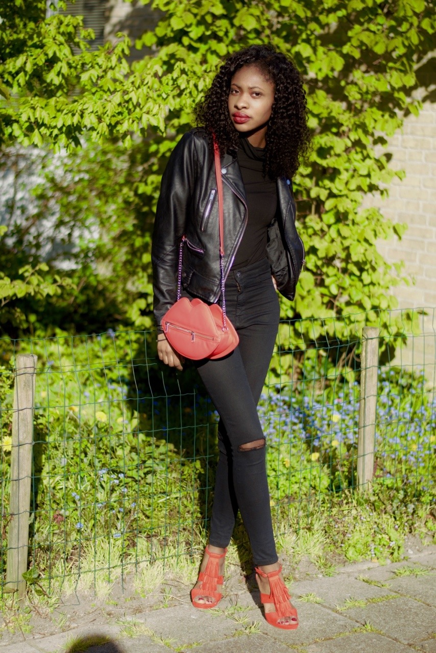 black turtleneck
Black ripped jeans
Red heels
Red lip clutch