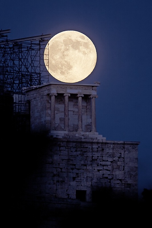 kenobi-wan-obi:     July 2013’s full moon rising against the Temple of Athena Nike