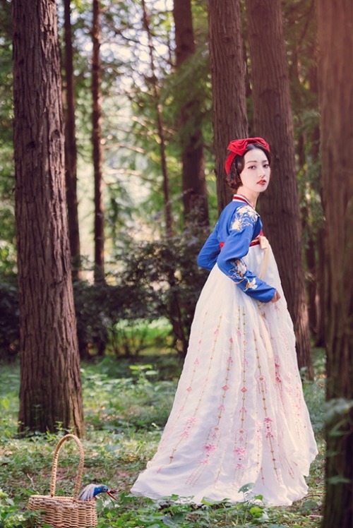 petite-cosette: Snow White hanfu inspired by Yuanshandaiyu