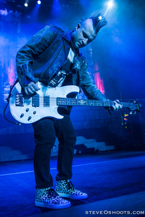 OH MY JOHNNY CHRIST, THOSE SHOES ARE EVERYTHING!
That’s it, he wins the award for Best Accessorizer (haha) in Rock \m/ LOVE HIM!!! AND LOVE THOSE SHOES!!!
THANK YOU SO MUCH, Stephen Odom, for these BRILLIANT photos of A7X from the last MAYHEM stop on...