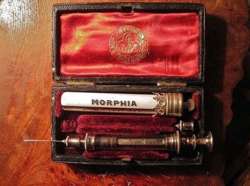 I saw this and immediately thought of the Sherlock Holmes stories by Arthur Conan Doyle. Morphine se