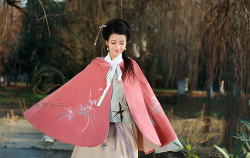 Girls display Chinese hanfu in Ming Dynasty style. Photos by 锦瑟衣庄