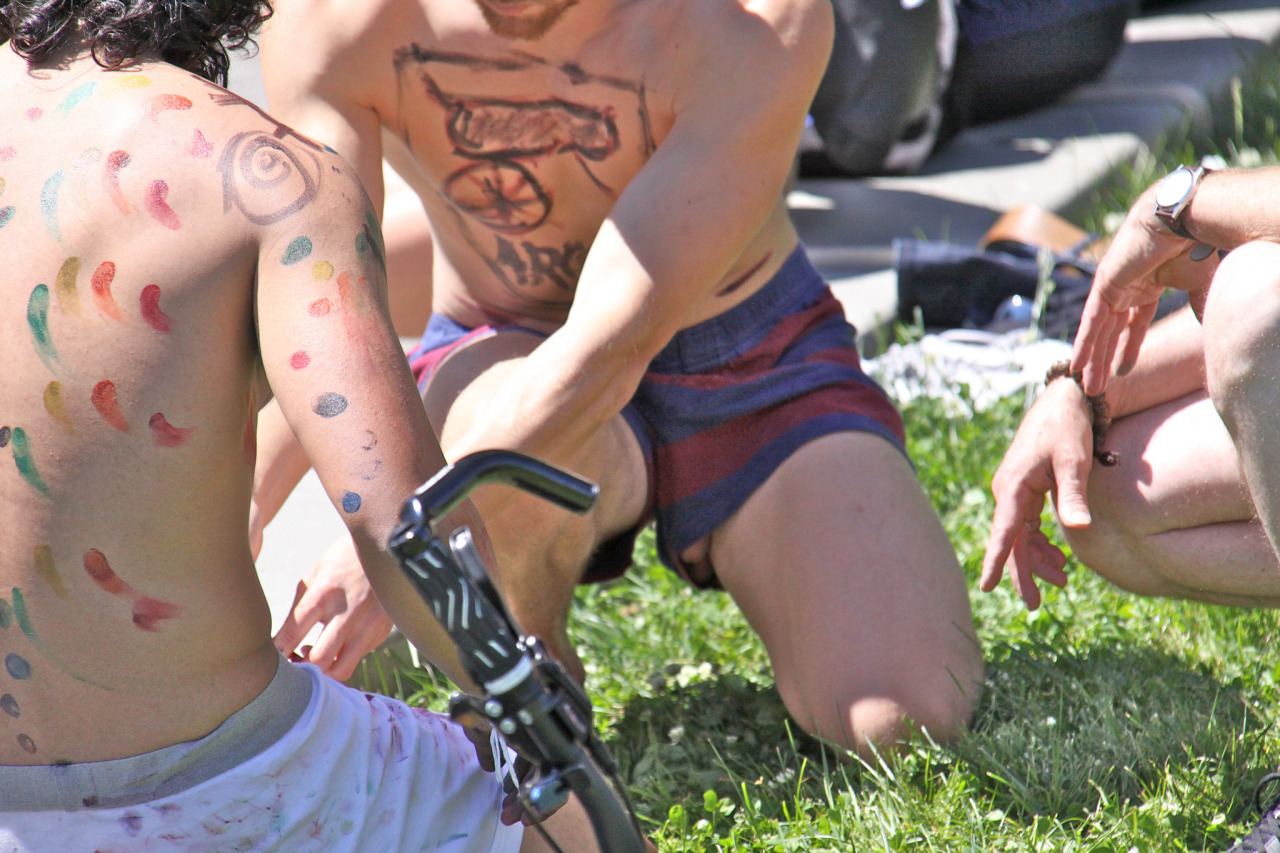 bustedboiz:  thatshotguys:  Peeking at WNBR  Busted 