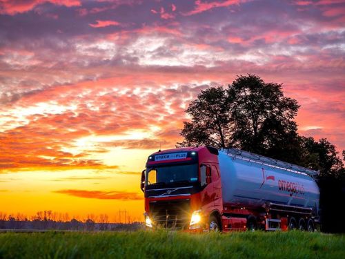 Truck on the way  :: #truck #kamion #way #road #roadtrip #sunrise #sunrisephotography #nikon #nikonp