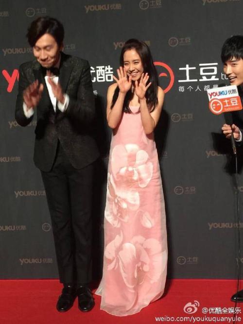 badandace:[EVENT] 141203 Song Ji Hyo and Lee Kwang Soo in MAMA 2014 Red Carpet © 优酷全娱乐 