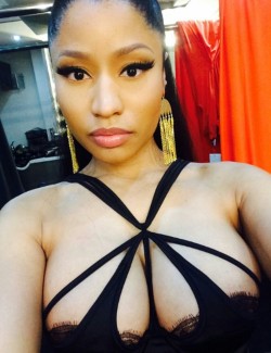 everydayphotos77:  Nicki 👀👀