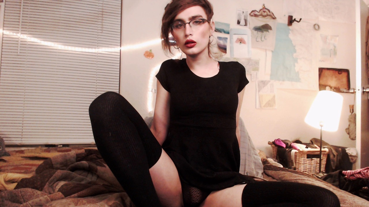 dildoshdworldclass:  Wanna lick my pussy?