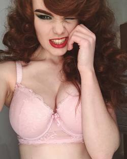 miss-deadly-red:  Squishy face and squishy boobies ☺️❤️ what would you crazy kittens like to see more of? Selfies? Behind the scenes? Just shoots? Let me know ☺️❤️ #redhead #pale #pinup #vintage #boobies #redlips #contouring #smokeyeyes